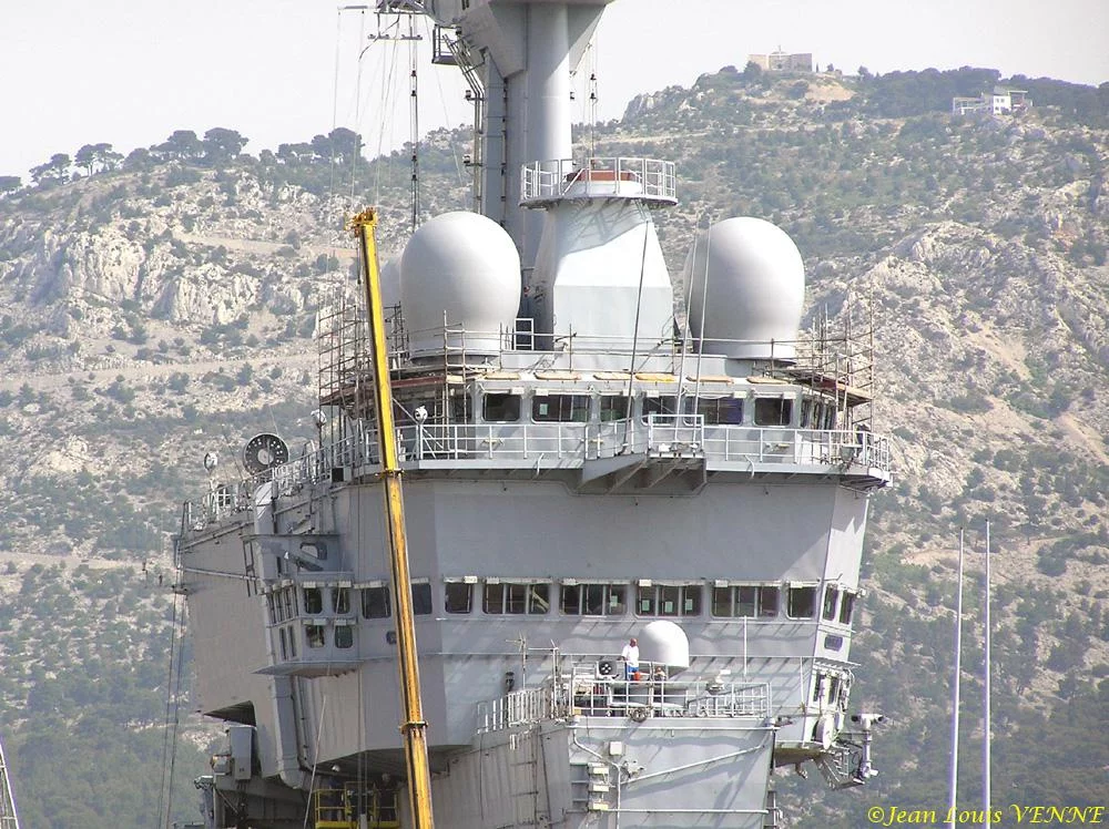 Travaux dans la mâture du Charles de Gaulle