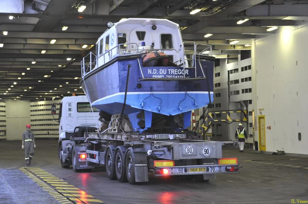Embarquement de fret humanitaire à bord du roulier Eider
