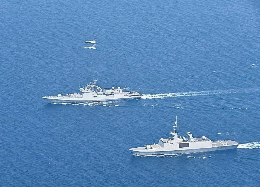 La frégate Surcouf et la frégate indienne Tarkash