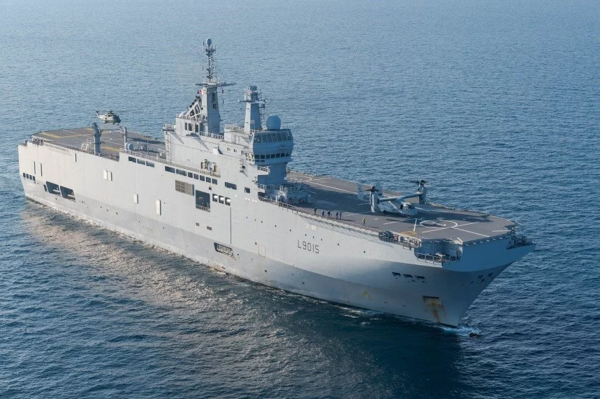 Le porte-hélicoptères amphibie Dixmude