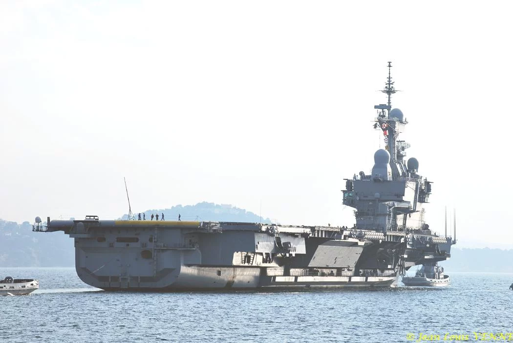 Le porte-avions Charles de Gaulle appareille pour des essais techniques