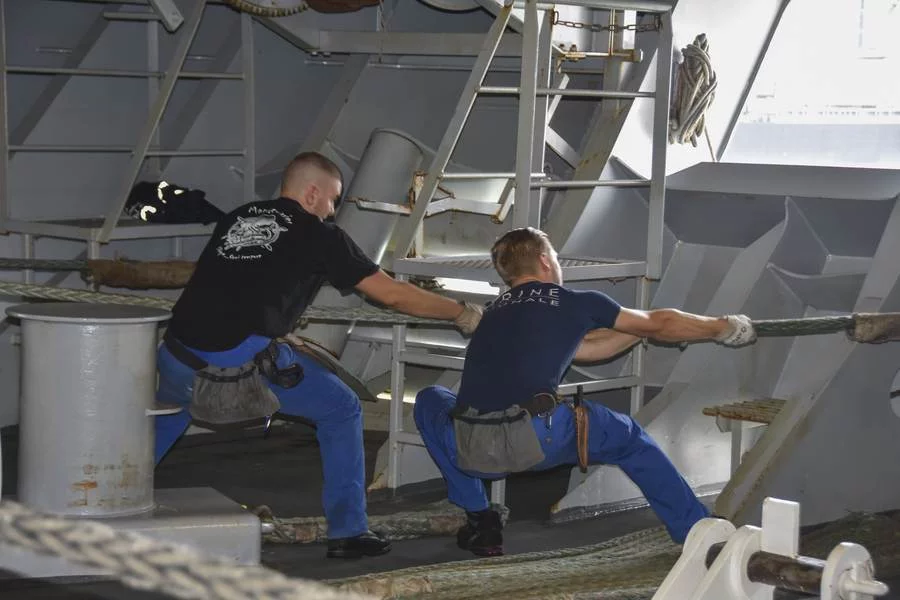 Manoeuvres d'accostage à bord du BPC Dixmude