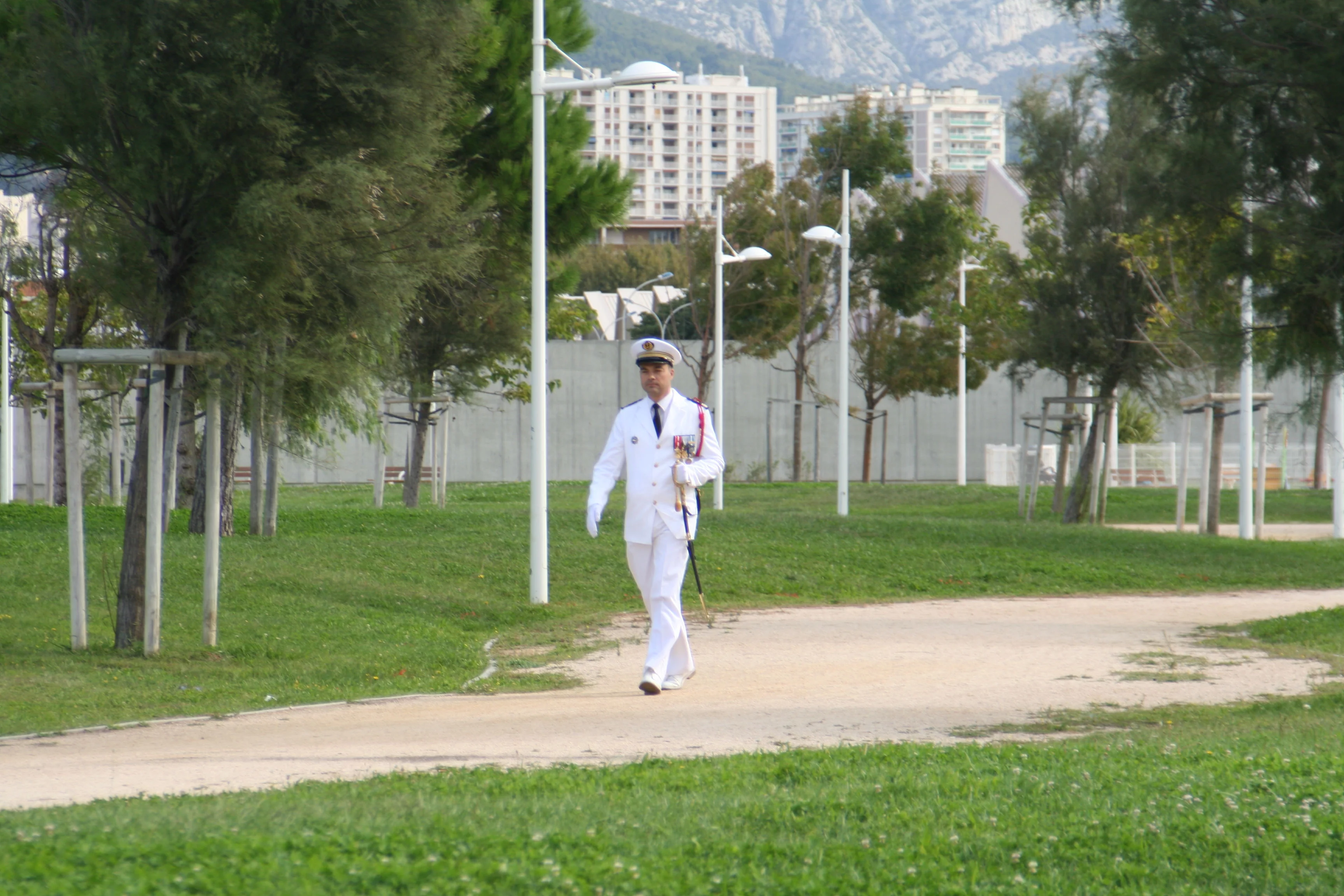 Arrivée du commandant quittant