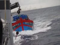 Le patrouilleur La Glorieuse suivi par un bateau de pêche illégal