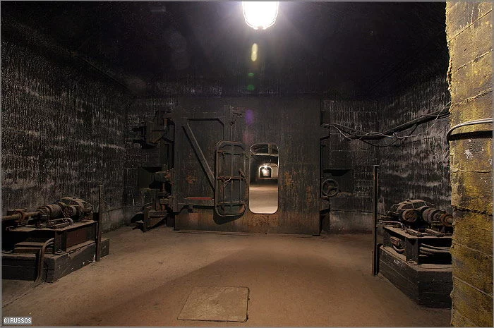 Sas entre les portes pare souffle et la porte étanche.