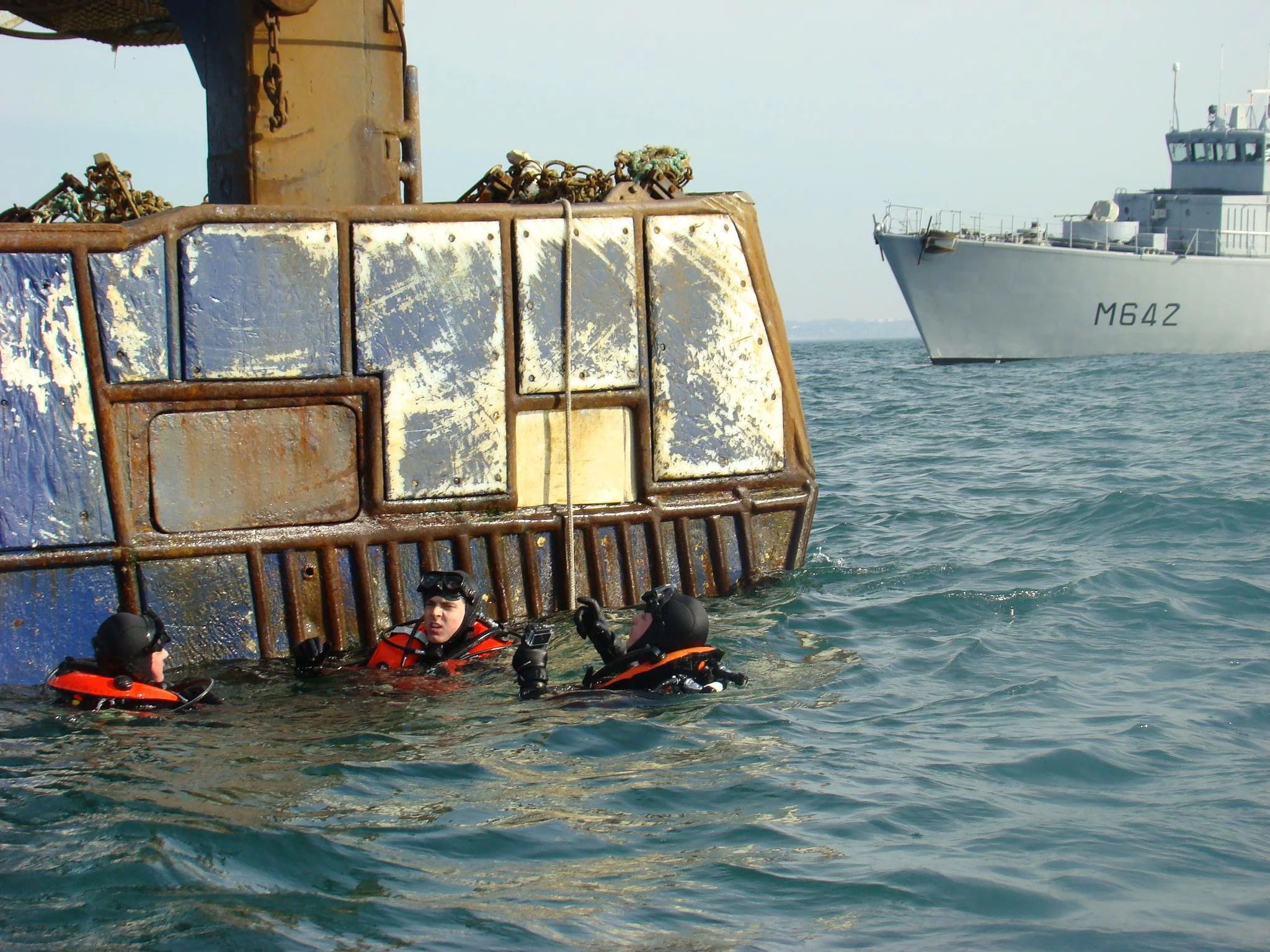 Des plongeurs de la Marine nationale au secours d’un chalutier à la dérive