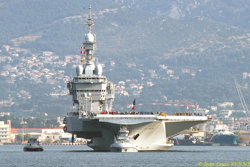 Le porte-avions Charles de Gaulle appareille pour des essais techniques