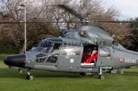 Le Père Noël arrive à bord d'un hélicoptère Dauphin de la Flotille 35F