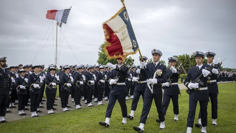 Cérémonie de présentation au drapeau de 359 élèves de l'École de maistrance