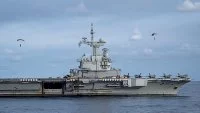 Des chuteurs opérationnels au-dessus du porte-avions Charles de Gaulle