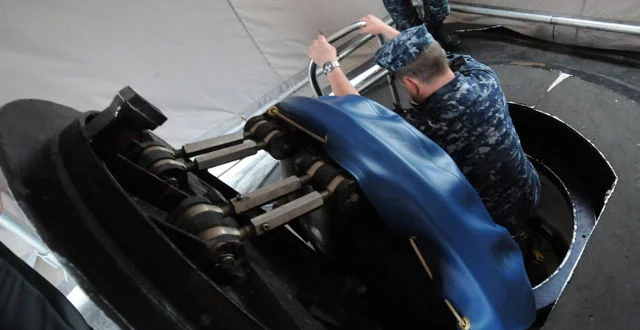 Panneau d'accès à bord