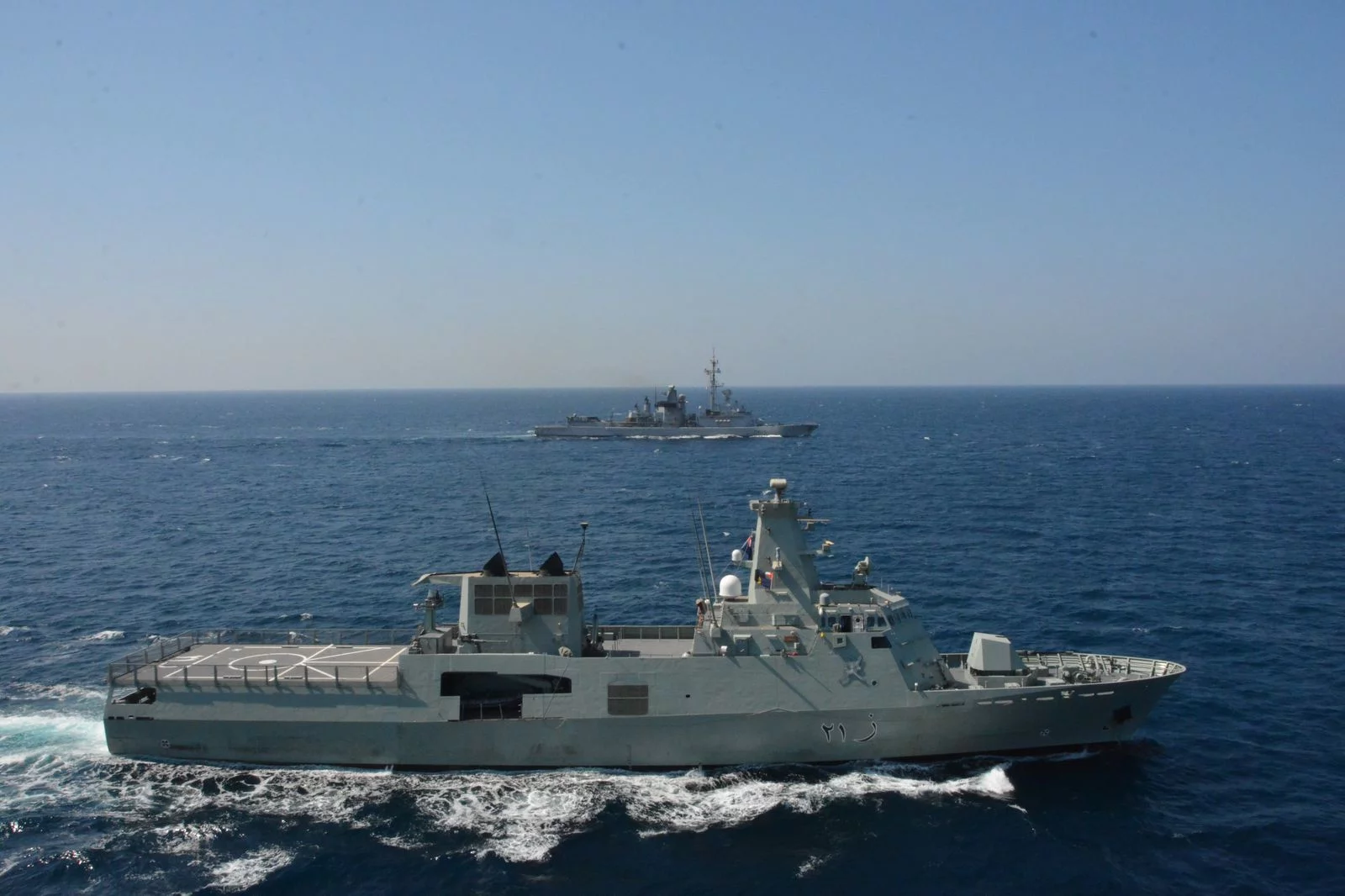 La frégate antiaérienne Jean Bart et le patrouilleur omanais Al Shinas