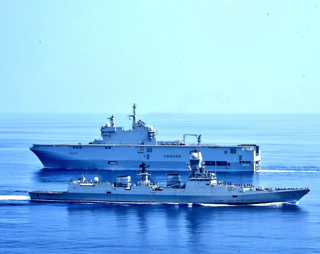 Le porte-hélicoptères Mistral et la frégate indienne Chennai