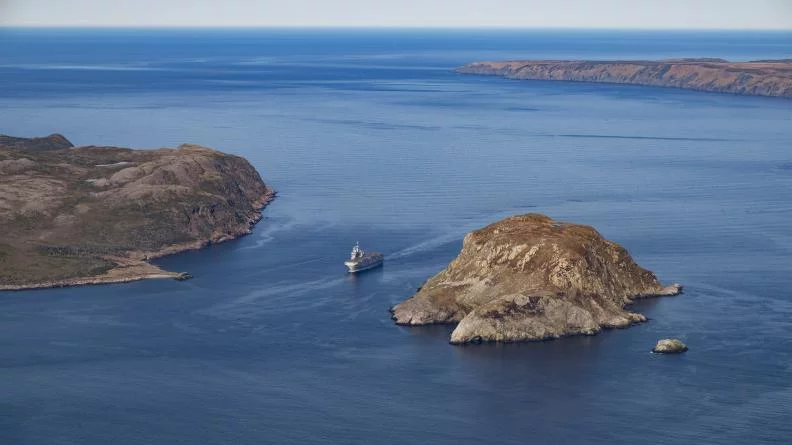 Le porte-hélicoptères amphibie Mistral dans l'archipel de St-Pierre-et-Miquelon