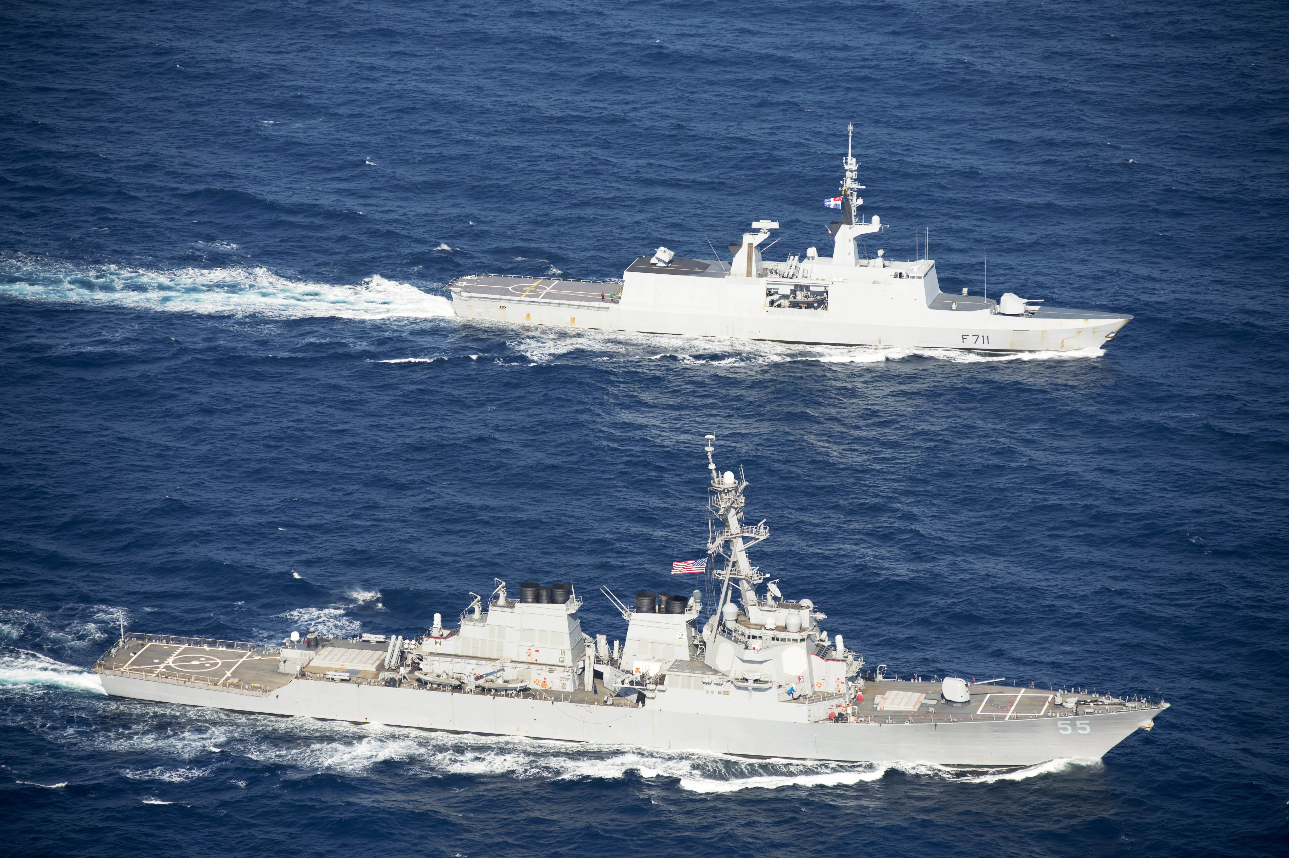 L'USS Stout et le Surcouf naviguent côte à côte