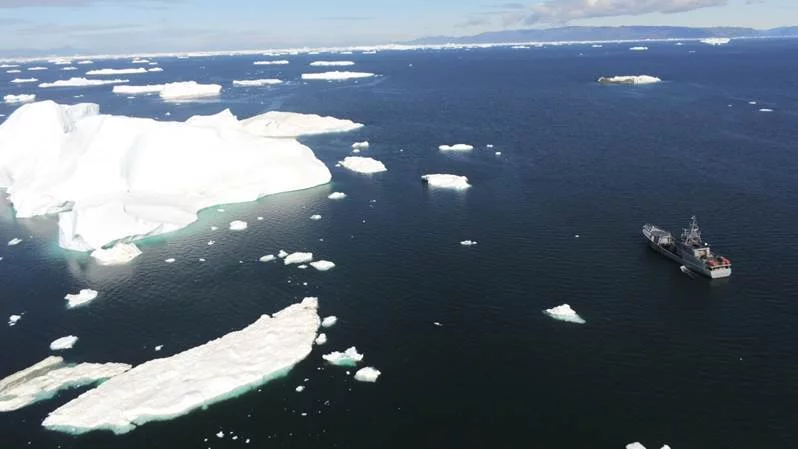 Le patrouilleur Fulmar dans les glaces
