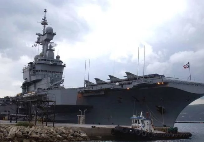 Le porte-avions Charles de Gaulle fait escale à La Sude (Crête)