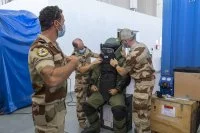 Un fusilier-marin en tenue complète d’intervention EOD9