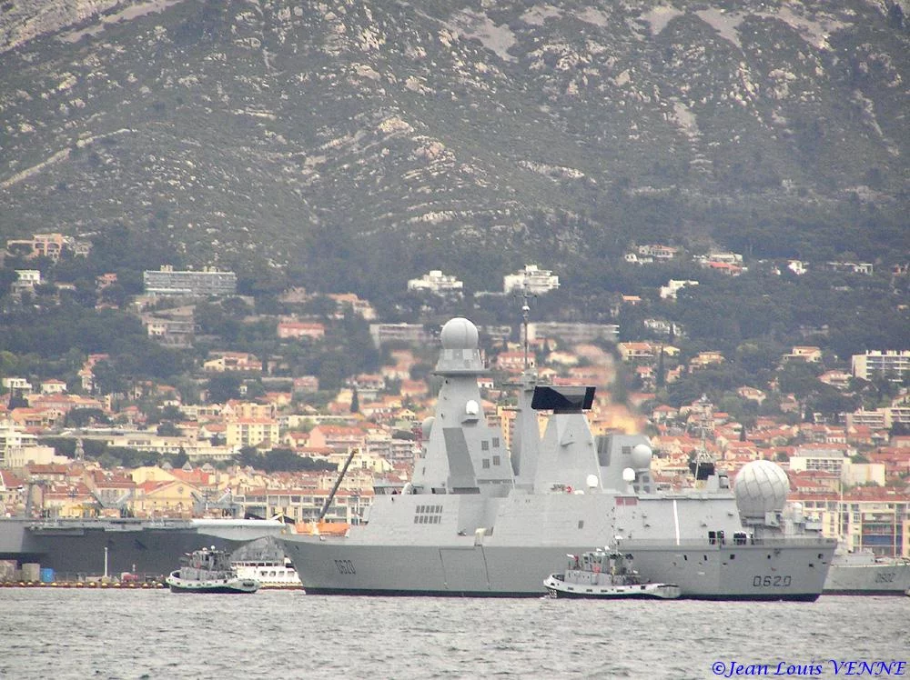 La frégate FORBIN sur fond d'écran toulonnais