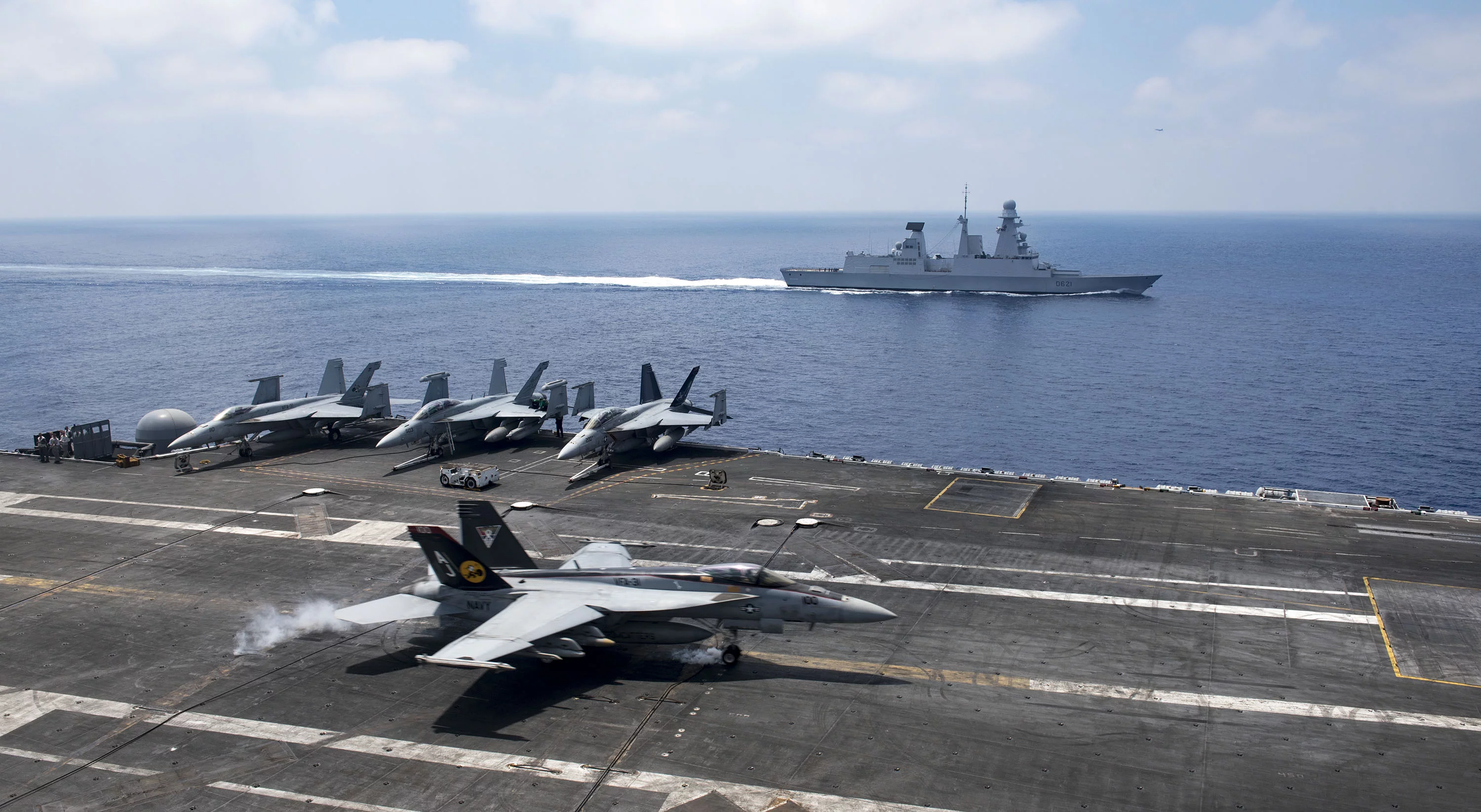 La frégate Chevalier Paul navigue en Méditerranée aux côtés du porte-avions USS George H.W. Bush