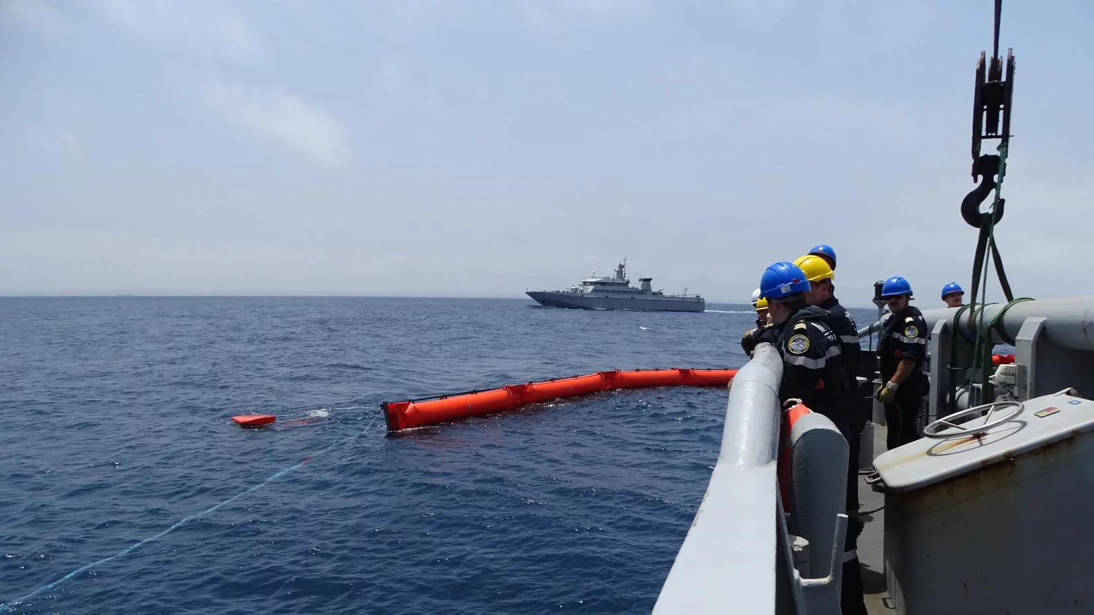Le bâtiment de soutien et d’assistance métropolitain (BSAM) Rhône a participé à un exercice de lutte antipollution conjoint avec la Marine Royale marocaine