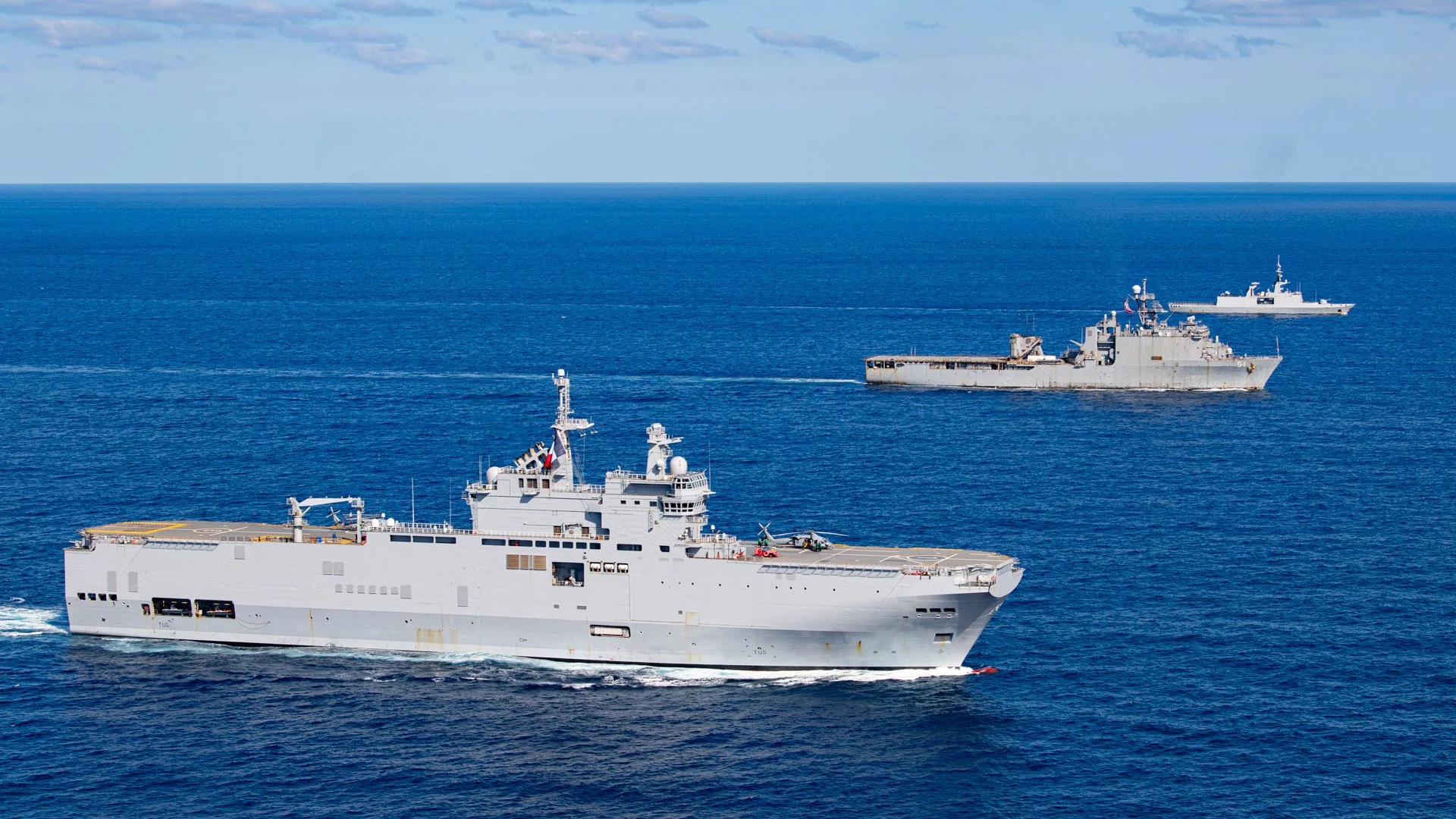 Le porte-hélicoptère Mistral, la frégate Surcouf et le transport de chalands de débarquement américain USS Oak Hill