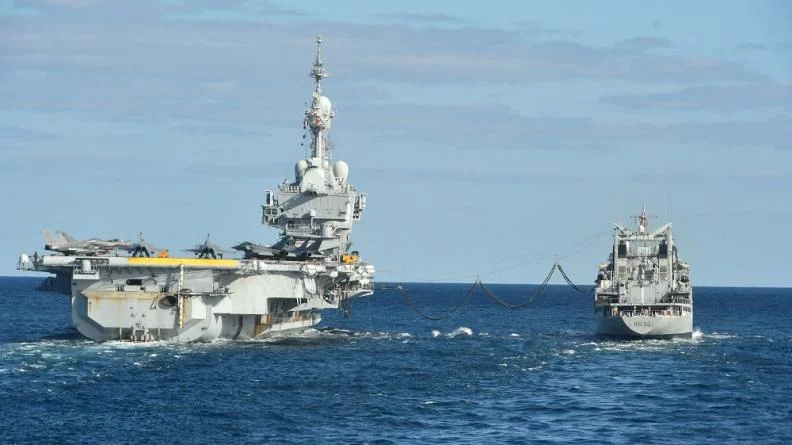 Ravitaillement à la mer entre le BCR Marne et le porte-avions Charles de Gaulle