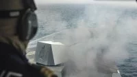 La frégate Normandie tire au canon de 76mm
