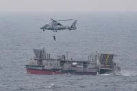 Hélitreuillage à bord d'un engin de débarquement amphibie rapide (EDAR)
