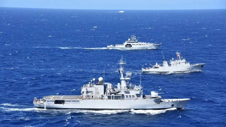 Le patrouilleur Arago, la frégate Prairial et le patrouilleur outre-mer Teriieroo a Teriierooiterai