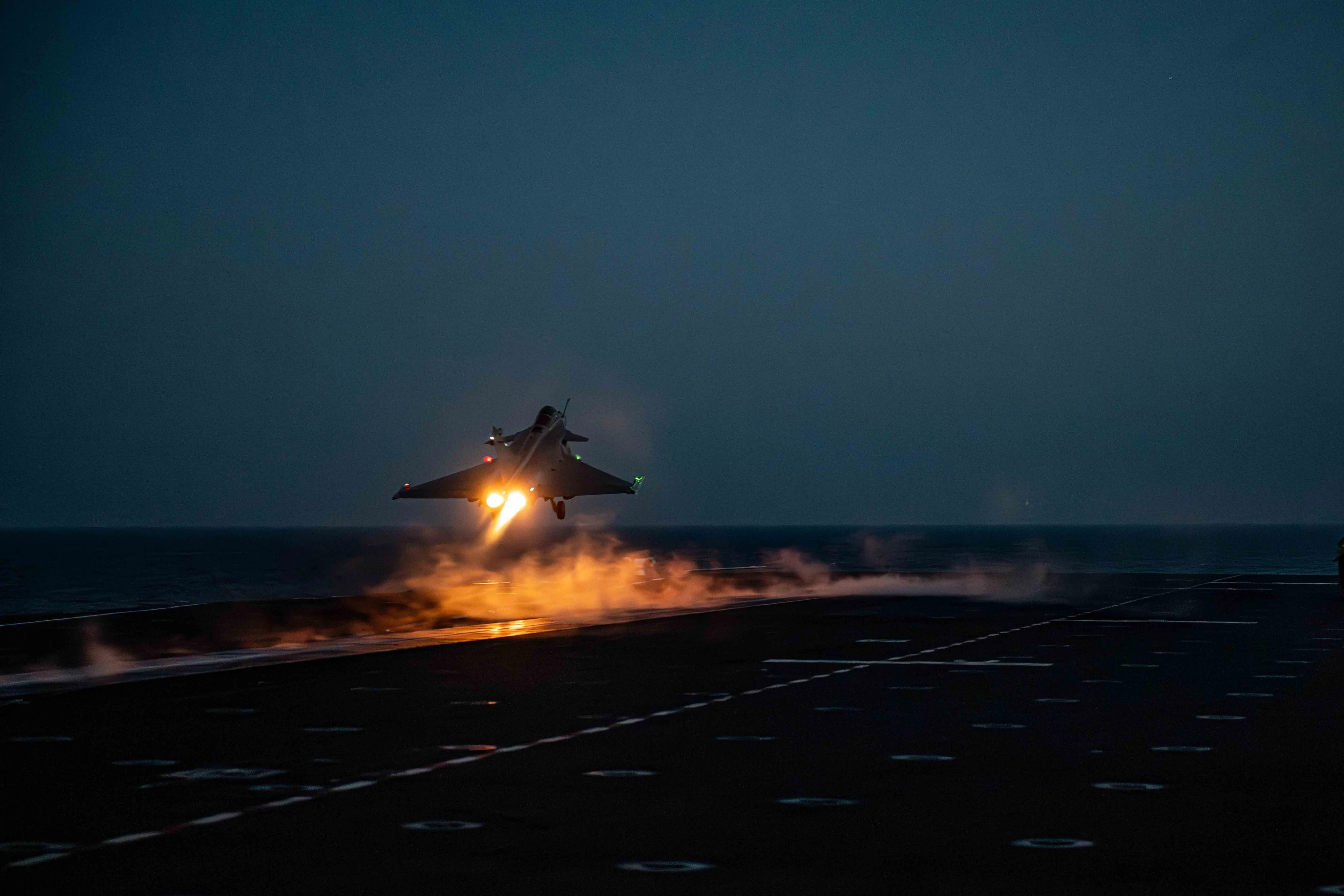 Un chasseur Rafale Marine décolle du Charles de Gaulle