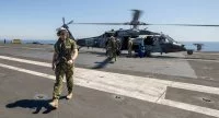 Le contre-amiral Christopher Grady, commandant du Carrier Strike Group (CSG) 1, descend d'un hélicoptère MH-60S Sea Hawk sur le pont du Charles de Gaulle