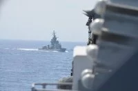 L’INS Tarhish se présente à l’arrière du « Jean Bart »