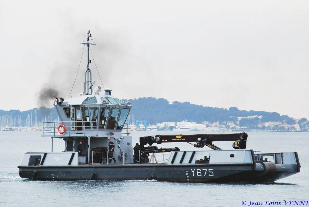 Un des pontons-grue du port de Toulon