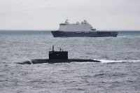 Le navire néerlandais Johan de Witt et un sous-marin russe Kilo