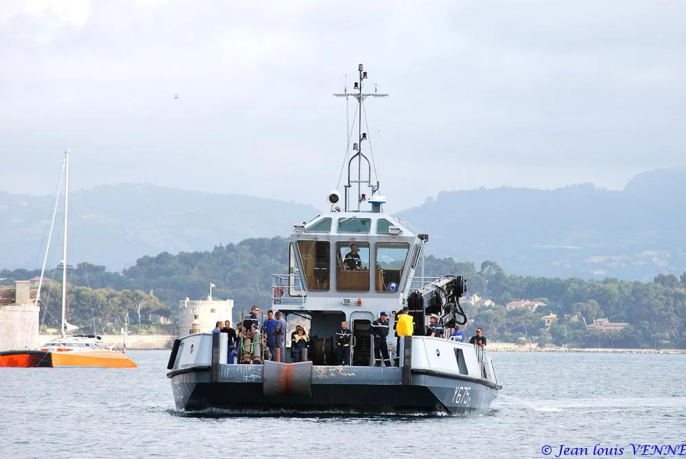 La coque de l’ex-Argens transférée à la base navale de Toulon