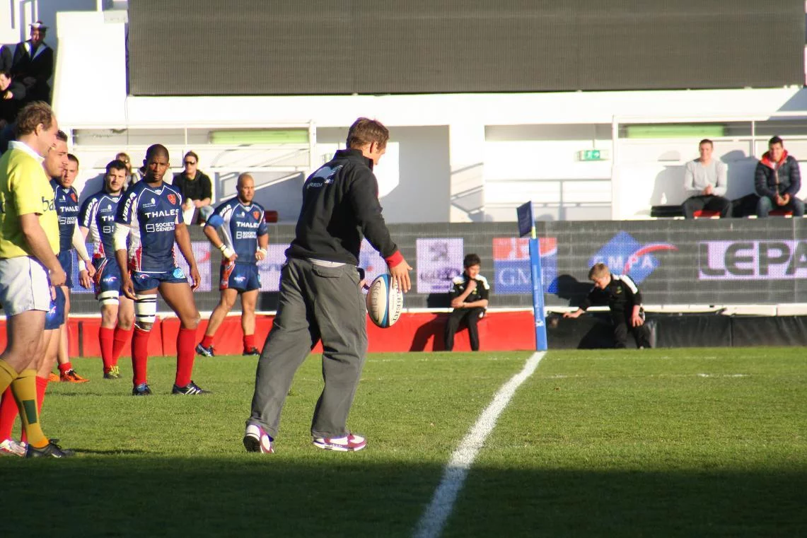 Jonny Wilkinson, parrain de la rencontre, donne le coup d'envoi de la 2è mi-temps