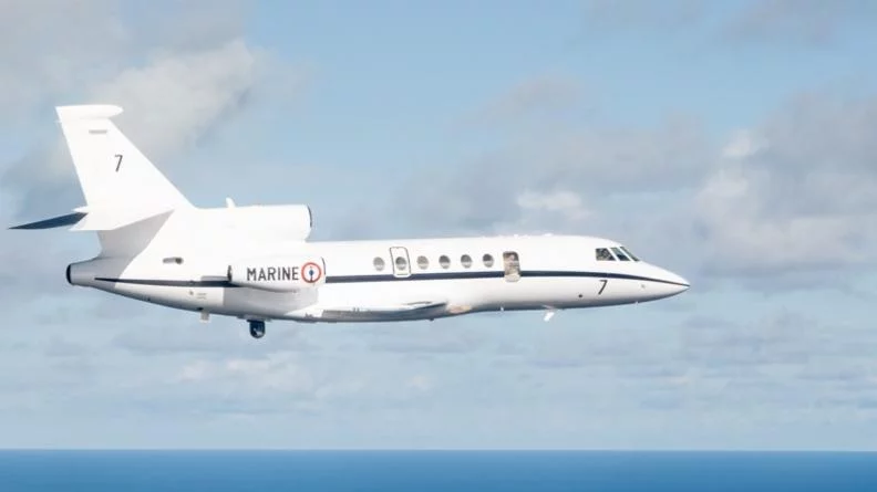 Un avion de surveillance maritime Falcon 50M, équipé d'une tourelle rétractable
