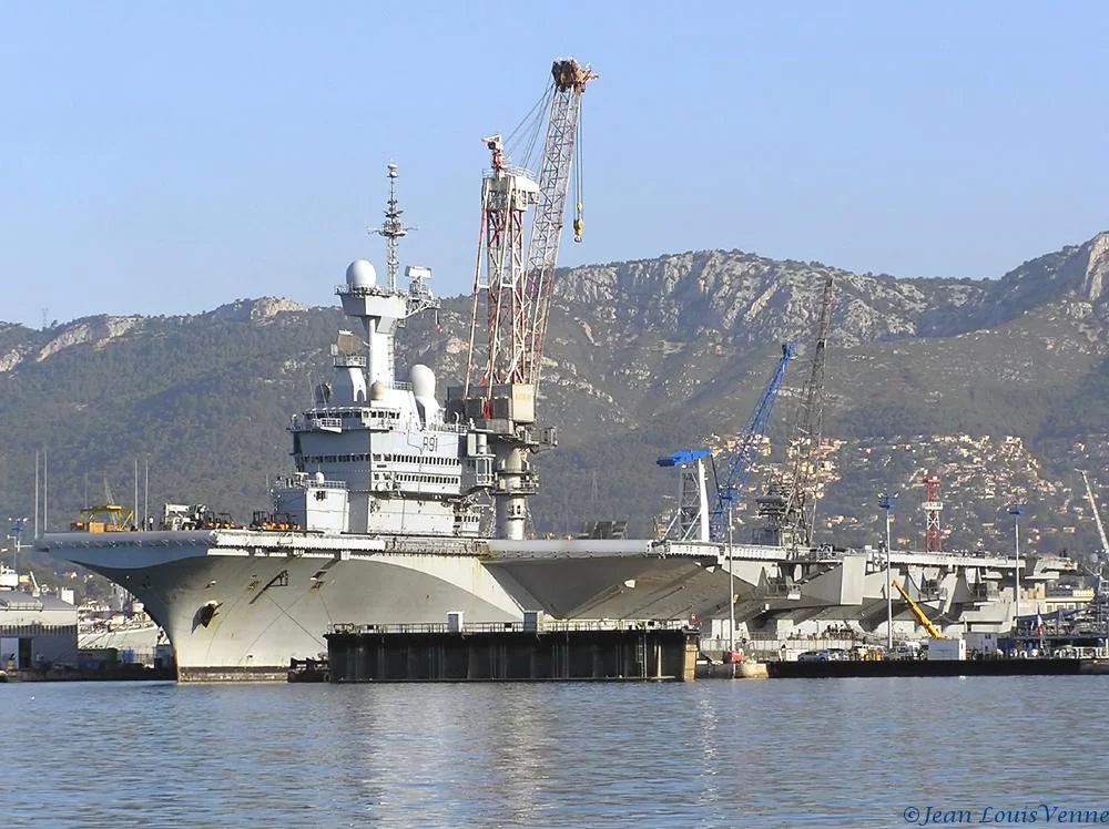 Le Charles de Gaulle entre au bassin