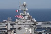 Les porte-avions USS John C. Stennis et Charles de Gaulle