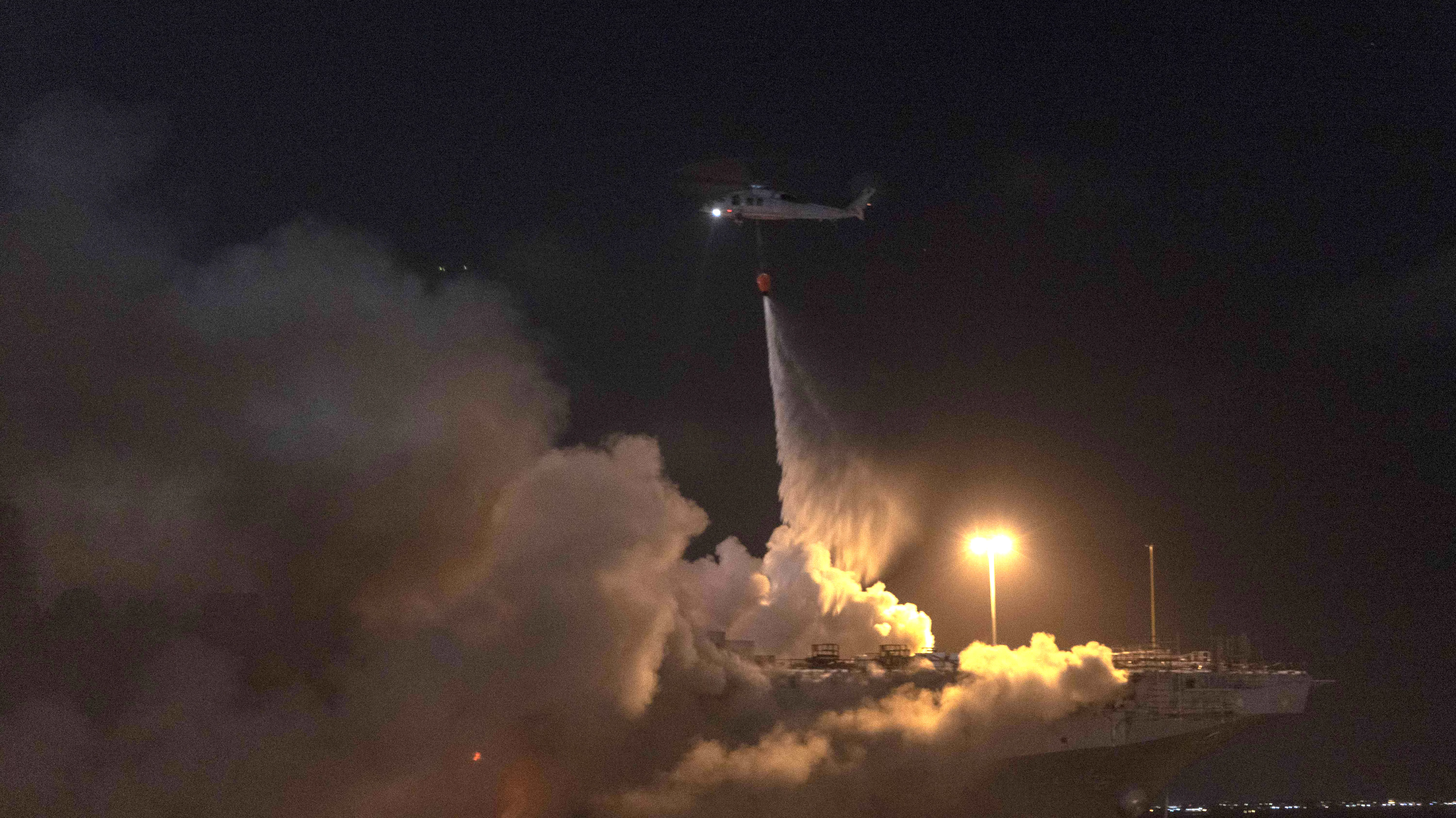 Des hélicoptères luttent contre l'incendie à bord de l'USS Bonhomme Richard