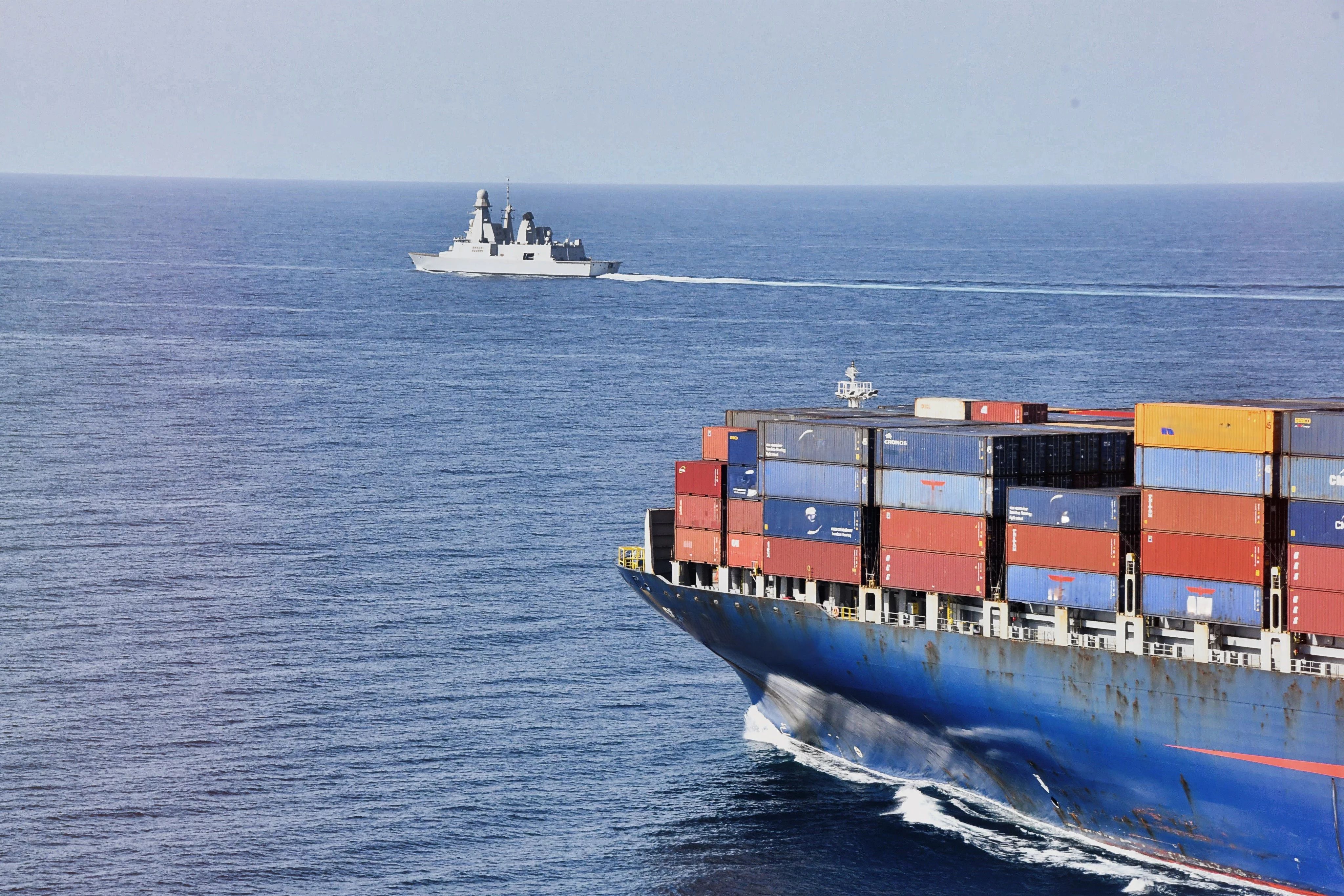 Une frégate de la marine nationale escorte un bâtiment de commerce en mer Rouge