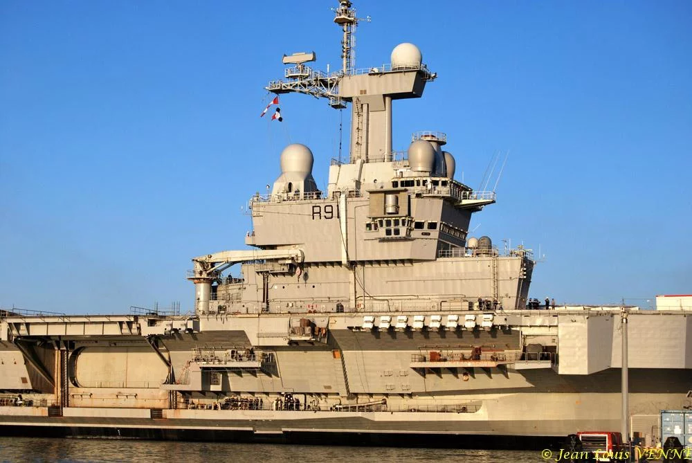 Le Charles de Gaulle sort du bassin