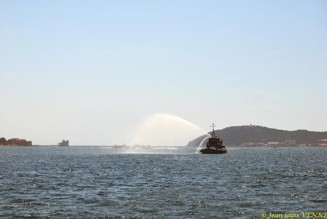 Un remorqueur de la base navale salue le BSAD