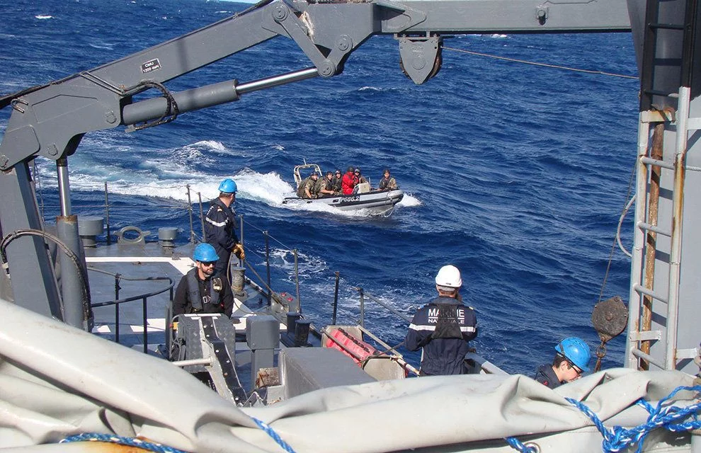 L'équipe de visite du La Glorieuse de retour d'une inspection