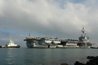 Le Charles de Gaulle accoste Ã  Djibouti