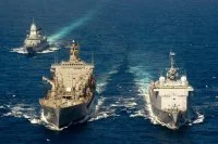 Trois bâtiments de la force européenne Atalante se ravitaillent auprès d’un ravitailleur américain dans le golfe d’Aden