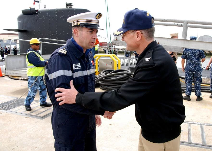 Le commandant de la Perle accueilli par le commandant de l'escadrille