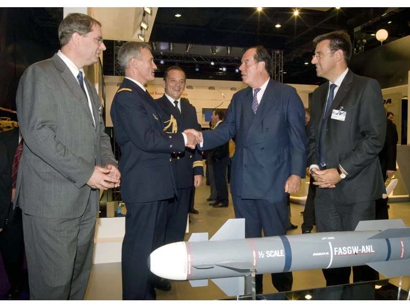 Vincent Thomassier, attaché de défense à Londres, et Quentin Davies, ministre britannique des matériels et soutien de défense