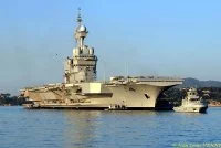 Le Charles de Gaulle sort du bassin